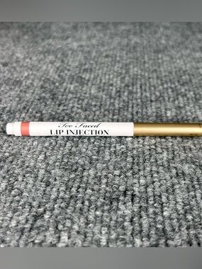 Too Faced Lip Injection Extreme Shaper Matte Twist-Up Liner Puffy Nude Full Size